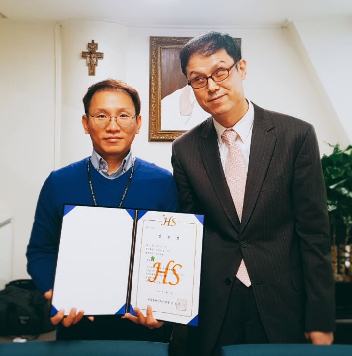 운영지원팀 이민구 팀장님과 김호식 관장님이 나란히 서서 기념사진을 찍고 있는 모습 