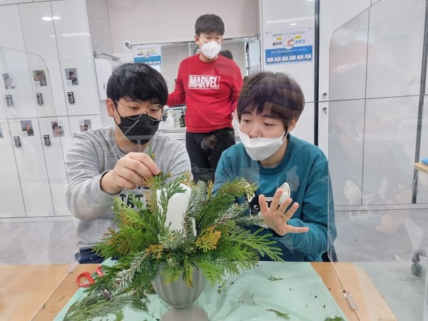 이용자와 함께 센터피스를 만드는 사진