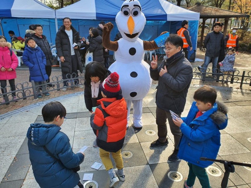 겨울동화 올라프와 아이들 모습