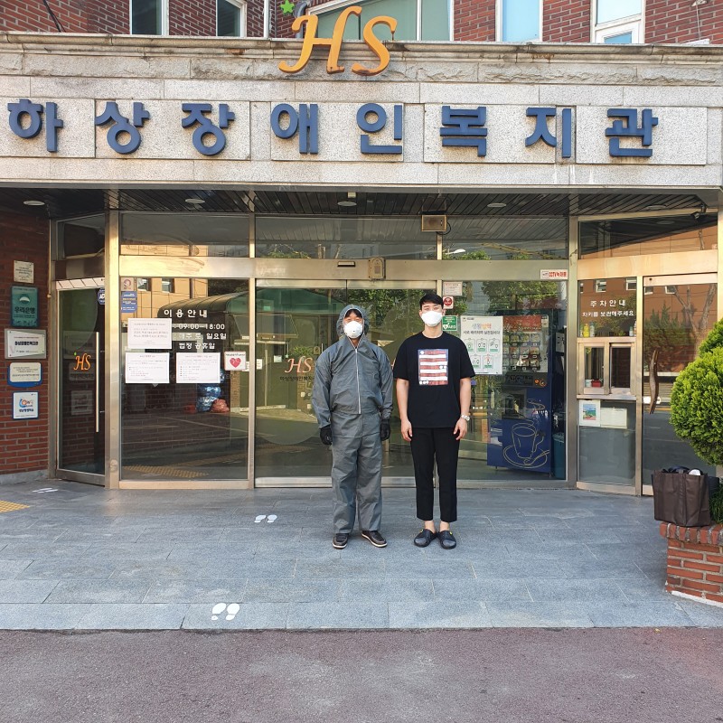 방역담당자와 기획팀장이 찍은 기념사진