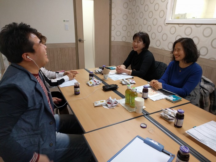 홍보위원과 활동보조인, 연수담당자가 회의실에 마주앉아 인터뷰를 진행하고 있음