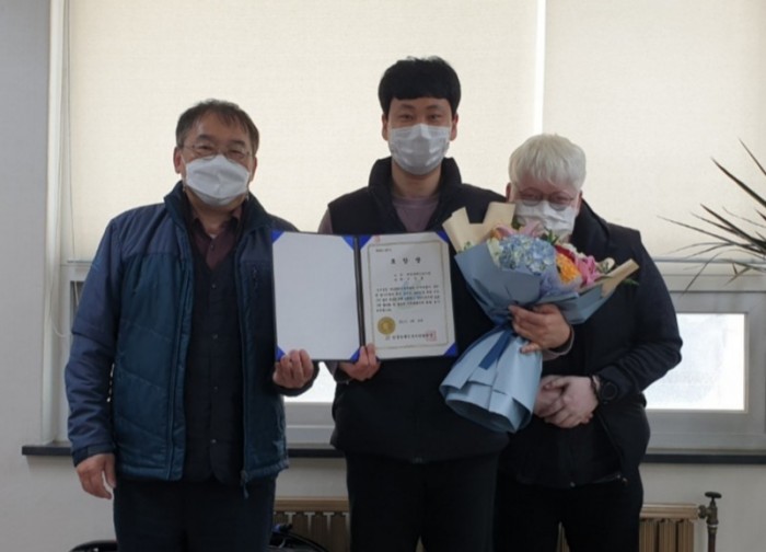 표창장과 꽃다발을 들고, 좌측 허명환관장님, 우측 최선호부장님과 함께 찍은 수상사진입니다.