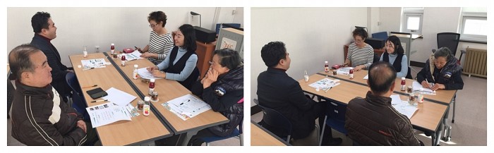 홍보위원회 4분기 회의에서 홍보위원 4명과 담당자가 이야기를 나누고 있는 모습