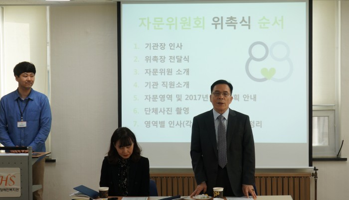 하상복지재단 윤재송 이사장이 자문위원과 하상복지관 직원들이 둘러 앉은 자리에서 인사말을 하고 있는 모습