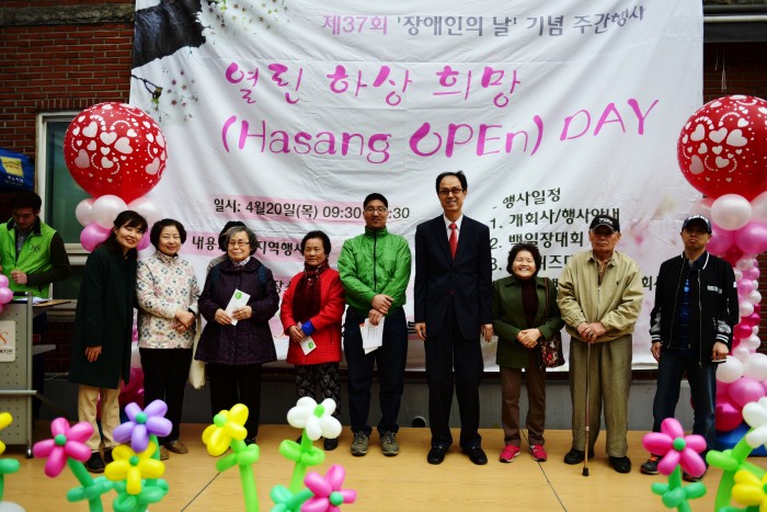 백일장 우승자6명, 퀴즈대회 우승자1명, 관장님, 국장님 단체사진
