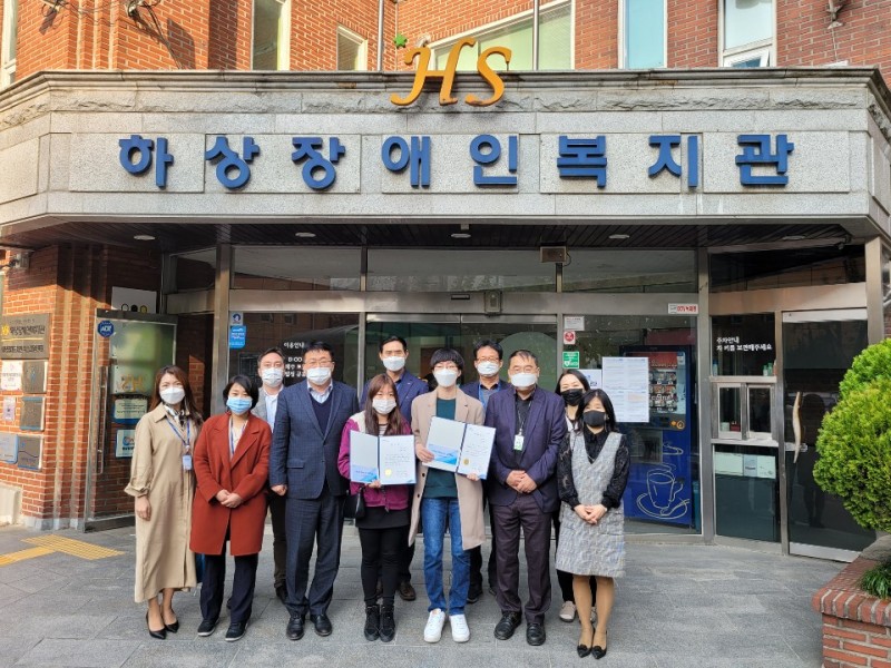 복지관 입구에서 장학생2명과 포스코 임직원 6명, 복지관 임직원 3명이 찍은 단체 사진