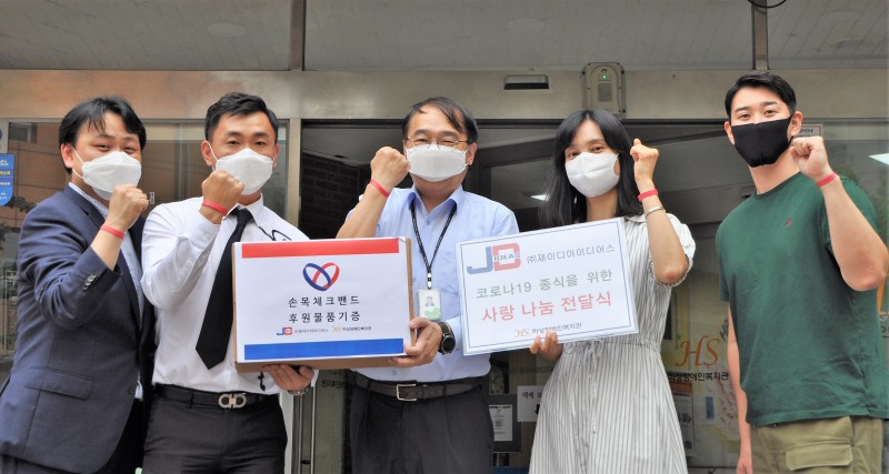 후원처 임직원2명과 복지관 임직원3명이 복지관 현관에서 찍은 단체사진2