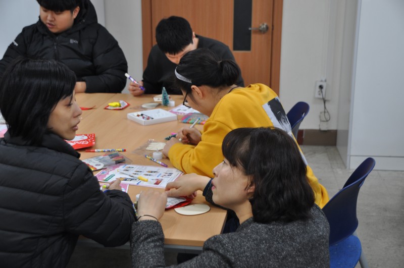 연말 장식 만들기 작업을 함께하는 자원봉사자와 이용자 모습2