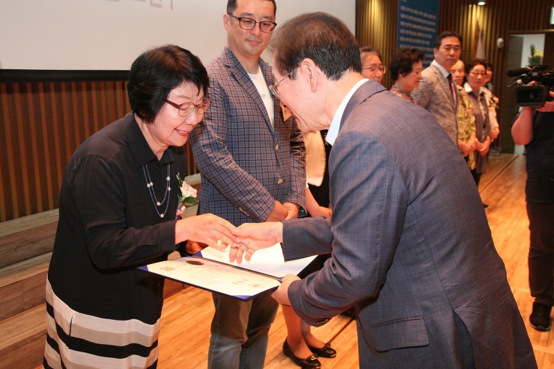 박원순 서울시장과 우선희 봉사자가 악수하는 사진